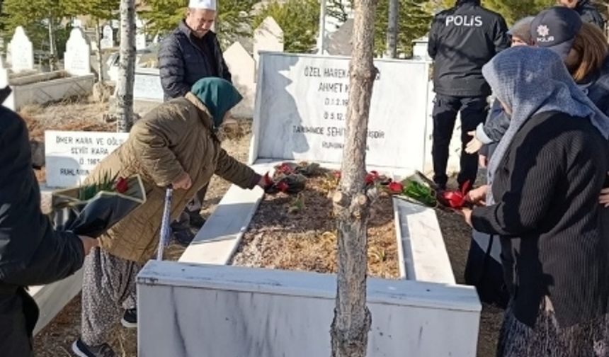 Şehit polis Ahmet Kara kabri başında anıldı