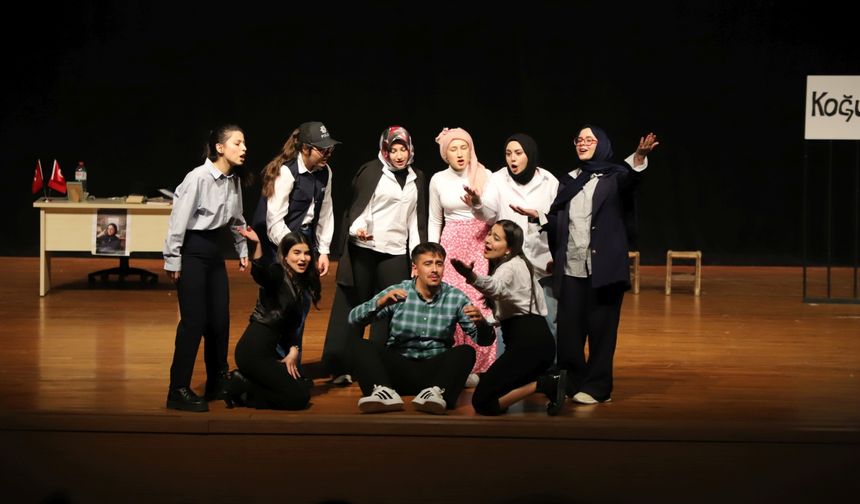 Tersine Dünya tiyatro oyununa yoğun ilgi