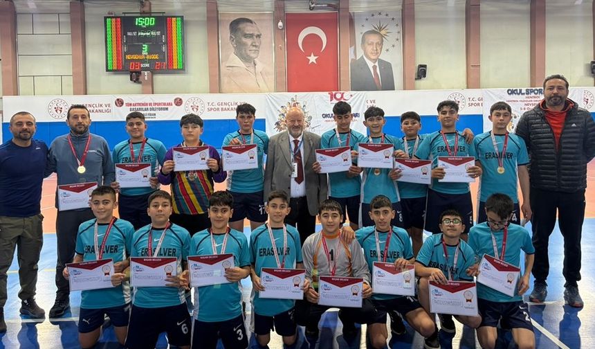 Sporcular hentbol müsabakalarında ter döktü