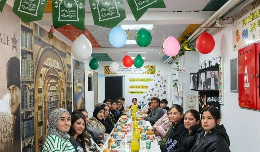 Alacaşar’da öğrenciler ve veliler okulda oruç açtı