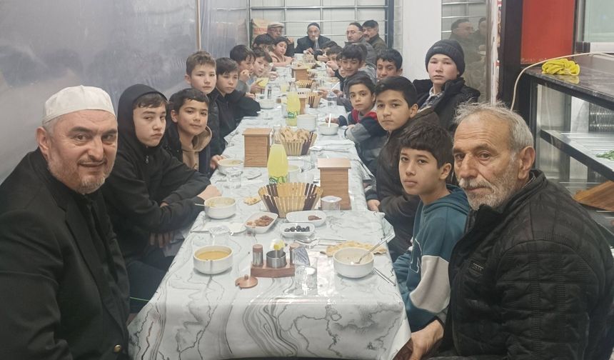 Nevşehir’de hayırseverlerden Kur’an bülbüllerine iftar