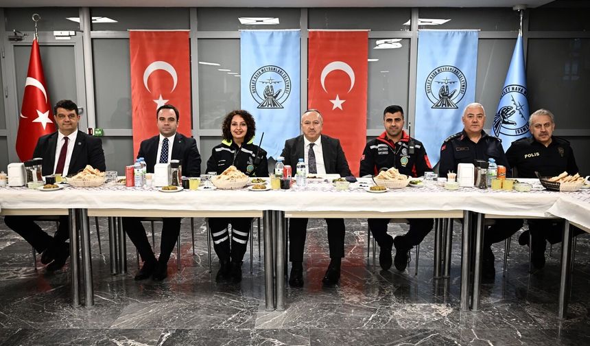 Vali Fidan havalimanı personeliyle aynı sofrada orucunu açtı