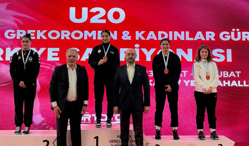 Nevşehir’e kadın güreşçilerden çifte Türkiye derecesi