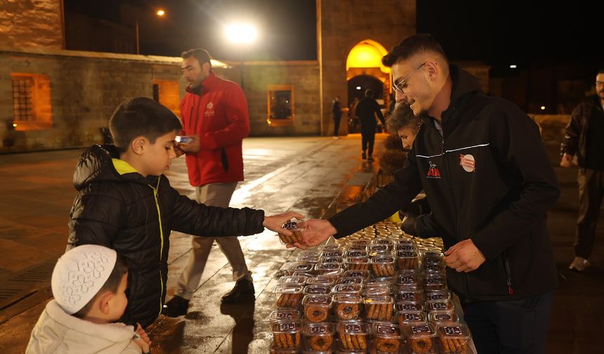 Nevşehir’de kandil simidi ve şerbet dağıtıldı