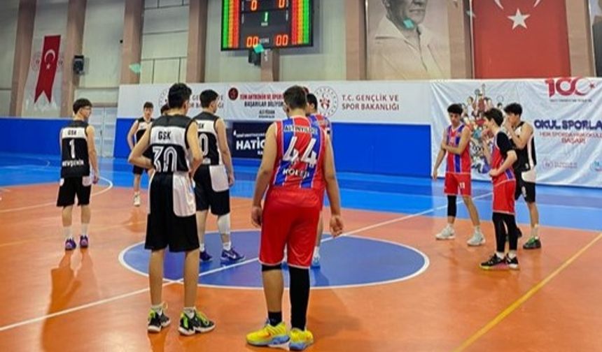 Genç basketbolcular şampiyonluk için ter döküyor