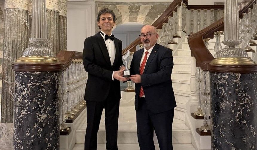 Akif Manaf’a bir barış ödülü daha: Egeyön Barış Ödülünü aldı