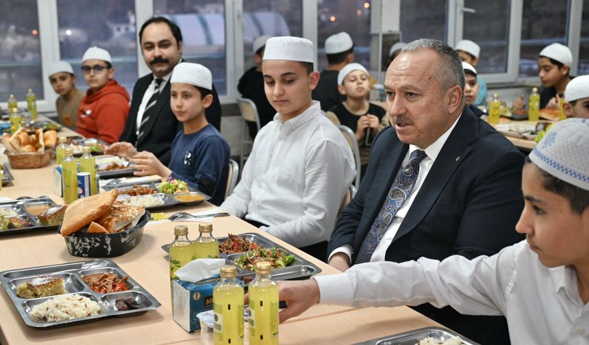 Vali Fidan hafız adaylarıyla buluştu! İftarda dikkat çeken mesaj