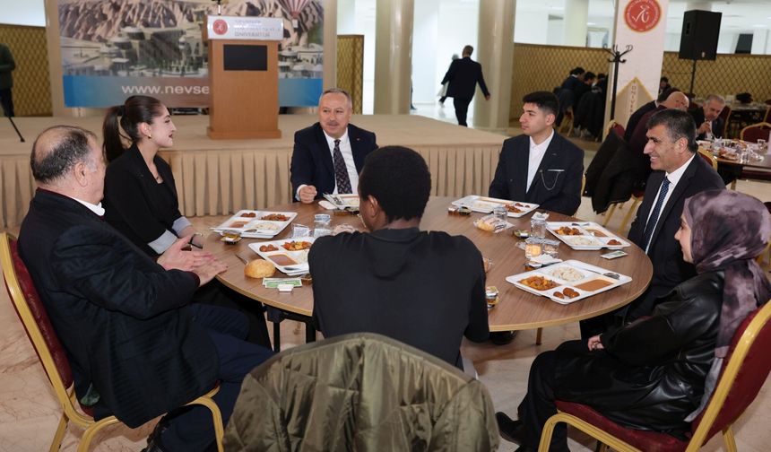 Nevşehir'de protokol ve iş insanları öğrencilerle iftarda bir araya geldi