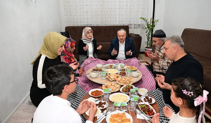 Nevşehir’de anlamlı iftar: Vali Fidan, Sarıkaya ailesine misafir oldu