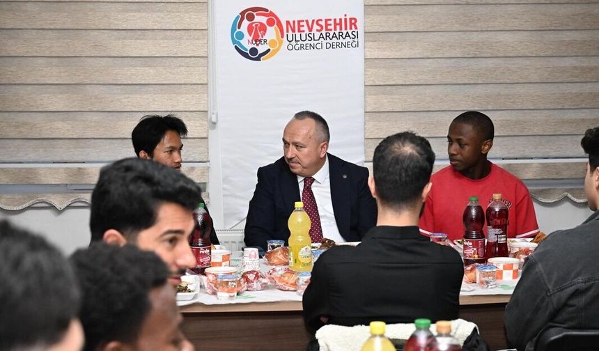 Vali Fidan uluslararası öğrencilerle aynı sofrada