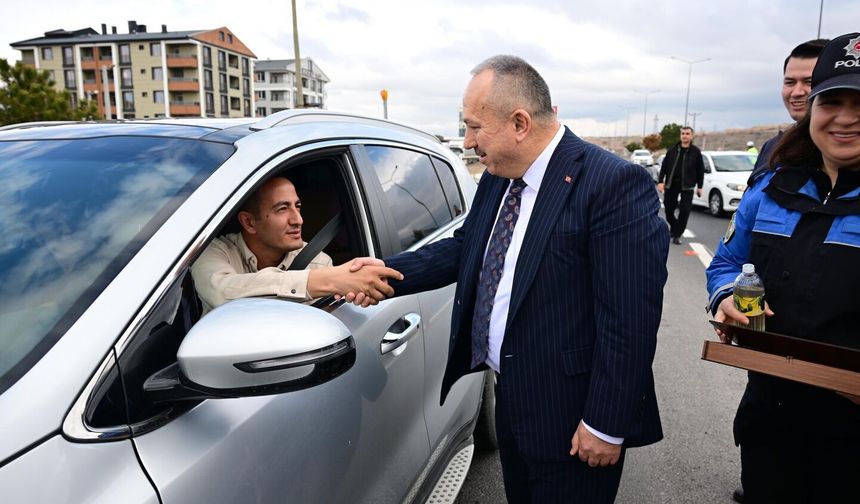 Vali Fidan trafik denetimlerinde vatandaşların bayramını kutladı