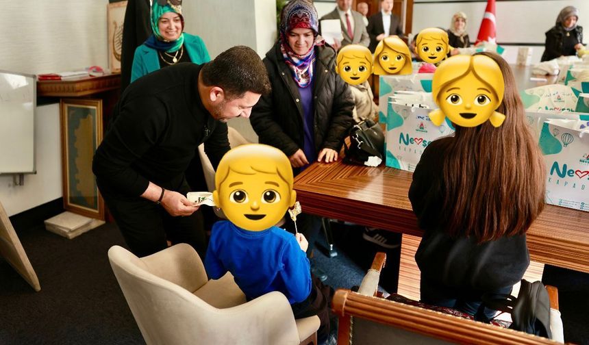 Başkan Arı’dan 300 çocuğa bayramlık ve harçlık jesti