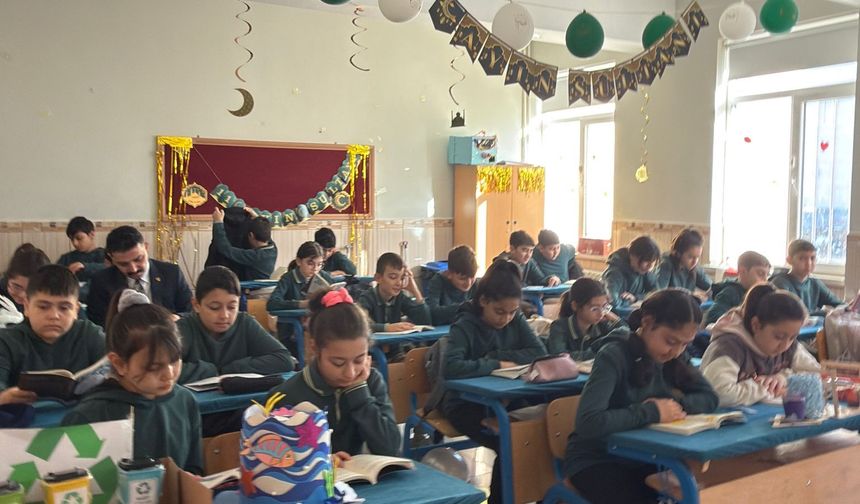 Nevşehir’de öğrenciler ders öncesi kitap okuyor