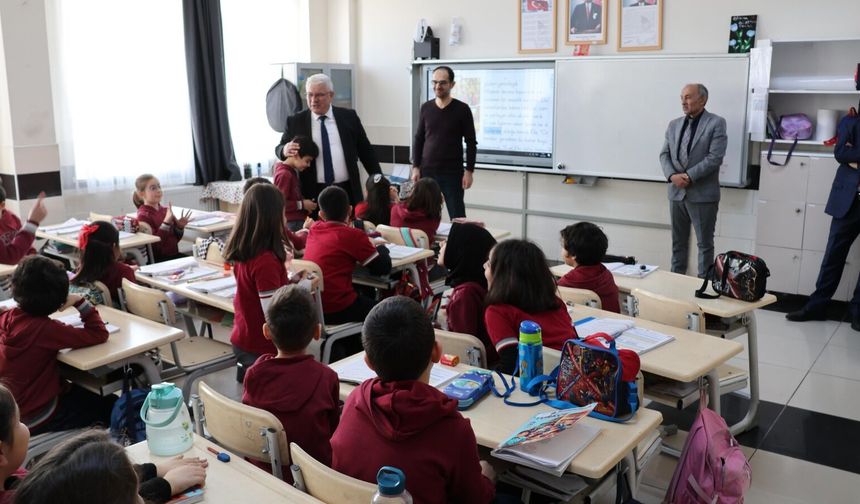 İl Millî Eğitim Müdürü Yazıcı, öğrencilerle sınıfta buluştu
