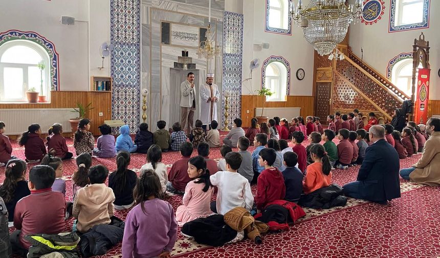 Nevşehir’de minikler ramazan sevinciyle camiye koştu