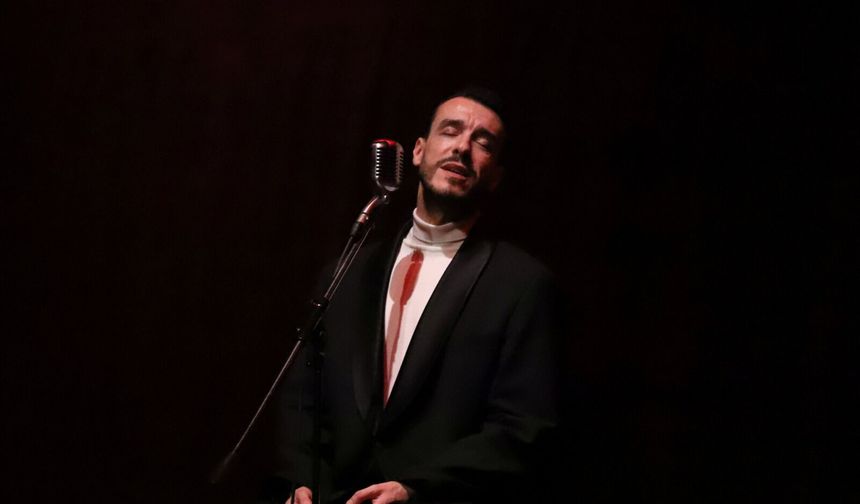 NEVÜ’de Cem Adrian rüzgarı: Salon tıklım tıklım doldu