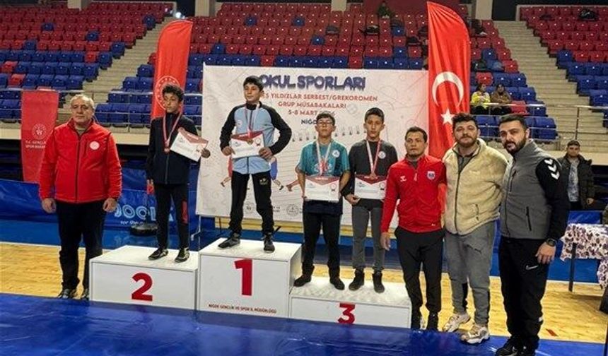 Nevşehirli güreşçiler Niğde’de mindere çıktı, madalyalarla döndü