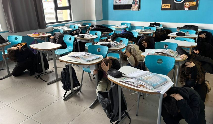 Simya Koleji, Deprem Haftası’nda afet bilinciyle örnek oldu