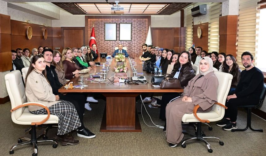 Vali Fidan’dan Erciyes öğrencilerine kamu yönetimi tavsiyeleri