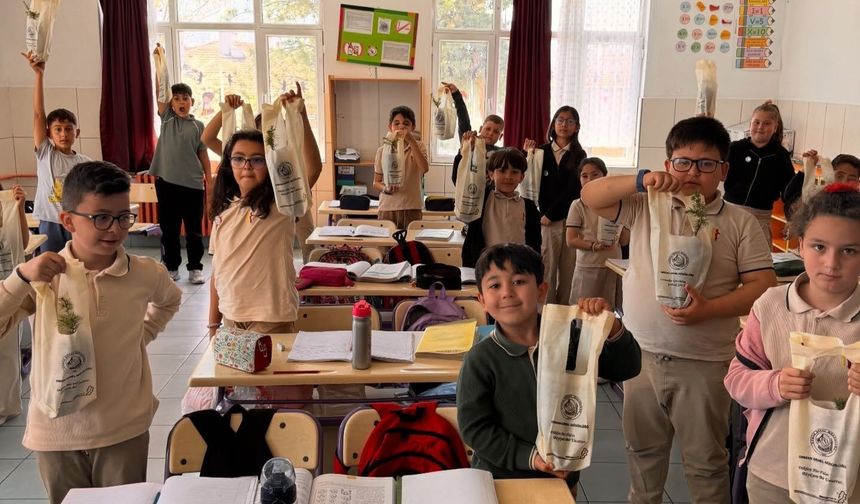 Nar Belediyesi’nden öğrencilere fidan dağıtımı: Yeşil gelecek için adım