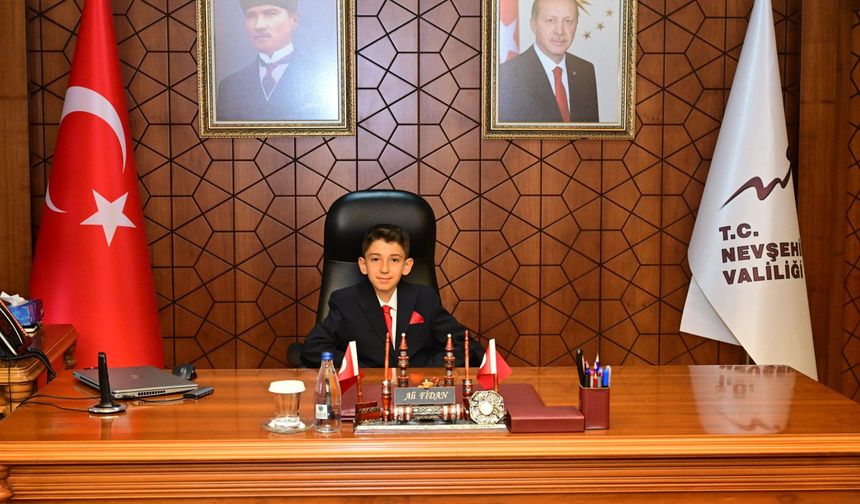 Nevşehir’de temsili vali heyecanı: 5. sınıf öğrenci makamı devraldı
