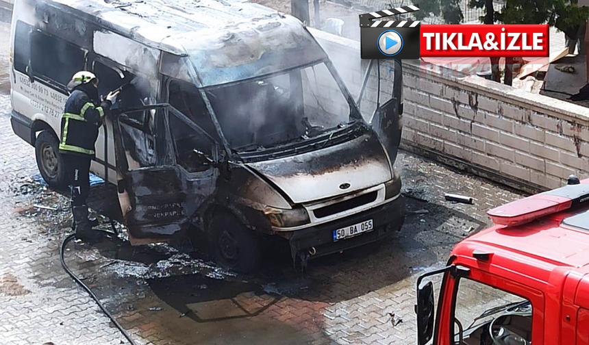Seyir halindeki minibüs alev alev yandı
