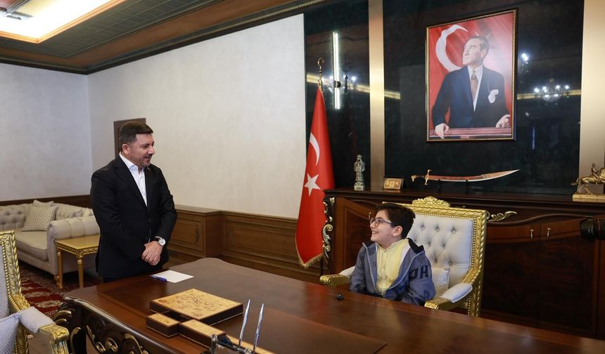 Rasim Arı, koltuğunu çocuklara teslim etti