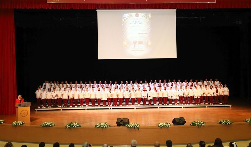 NEVÜ’de beyaz üniforma heyecanı: Geleceğin hemşireleri sahneye çıktı