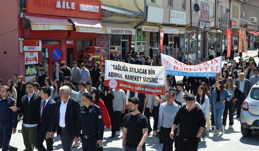 Kozaklı’da yüzlerce kişi sağlık için yürüdü