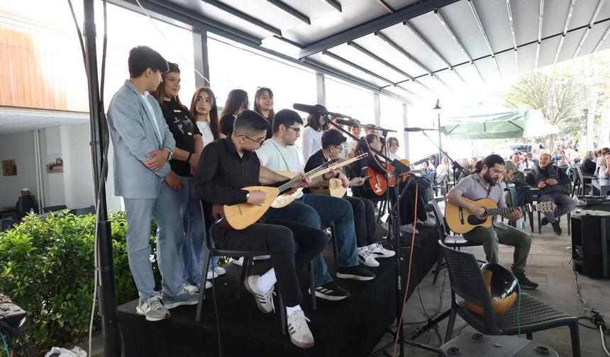 Avanos’ta Anneler Günü coşkusu: Müzik dinletisi yoğun ilgi gördü