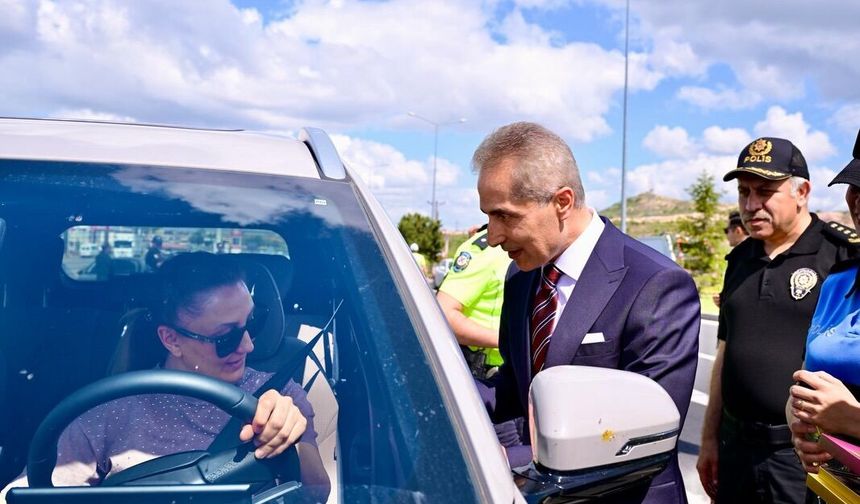 Vali Kök sürücülerle bayramlaştı, trafik kurallarını hatırlattı
