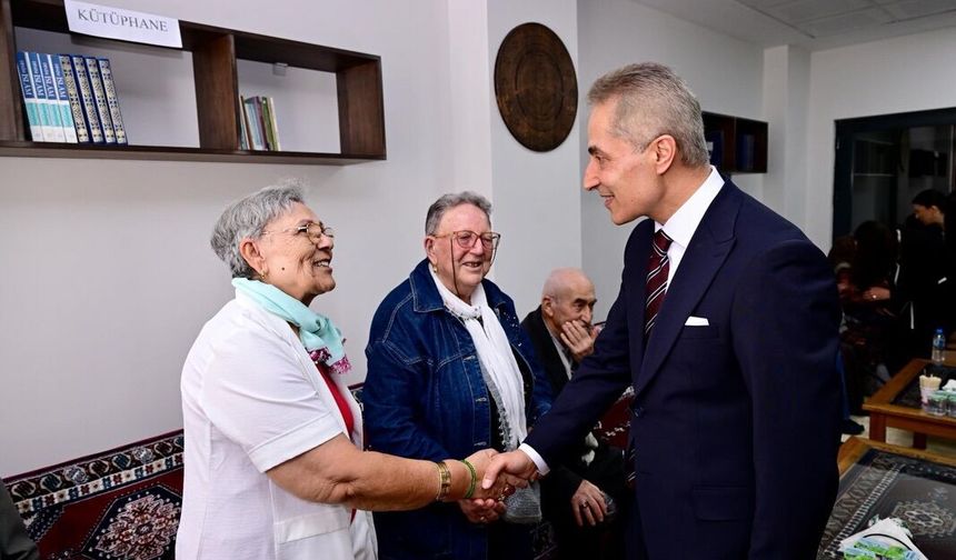 Vali Kök yaşlıların bayram sevincine ortak oldu