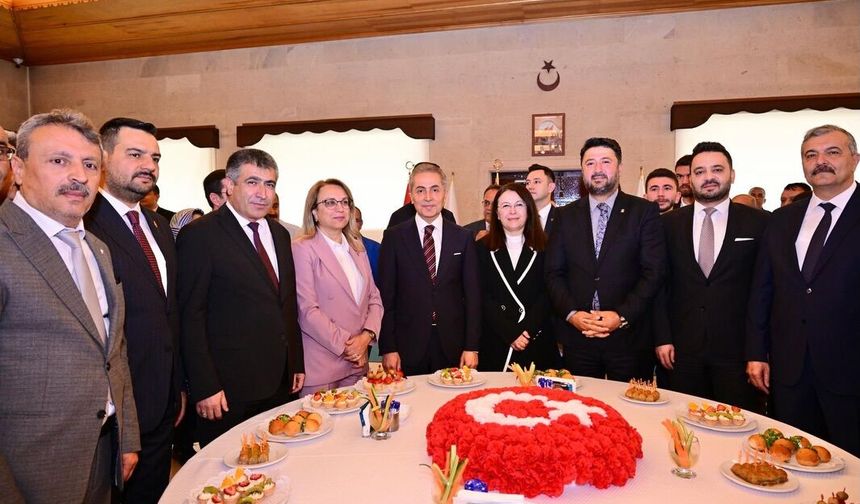 Nevşehir’de bayram buluşması: Protokol ve vatandaşlar bir araya geldi