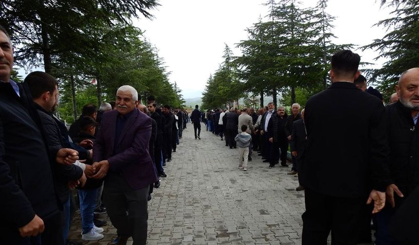 Köy halkı kabristanda buluştu, dualar gökyüzüne yükseldi