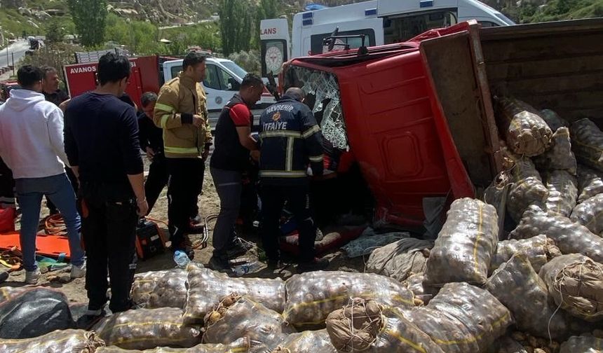 Nevşehir’de patates yüklü kamyon devrildi: 2 yaralı