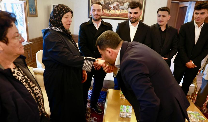 Başkan Arı çocuklara harçlık dağıttı, vatandaşlarla bayramlaştı