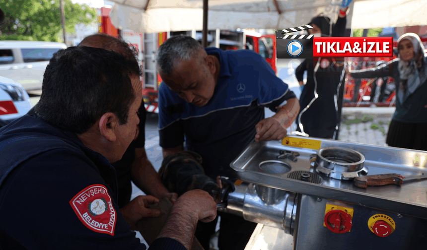 Kıyma çekerken kabusu yaşadı: Parmağı makineden itfaiye kurtardı