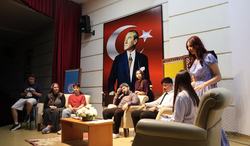 Öğrenciler “Aile” temalı gösteriyle izleyicilerden tam not aldı