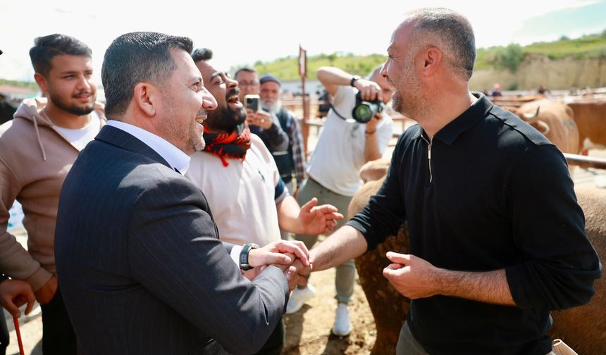 Başkan Arı kurban pazarında vatandaşların pazarlığına ortak oldu