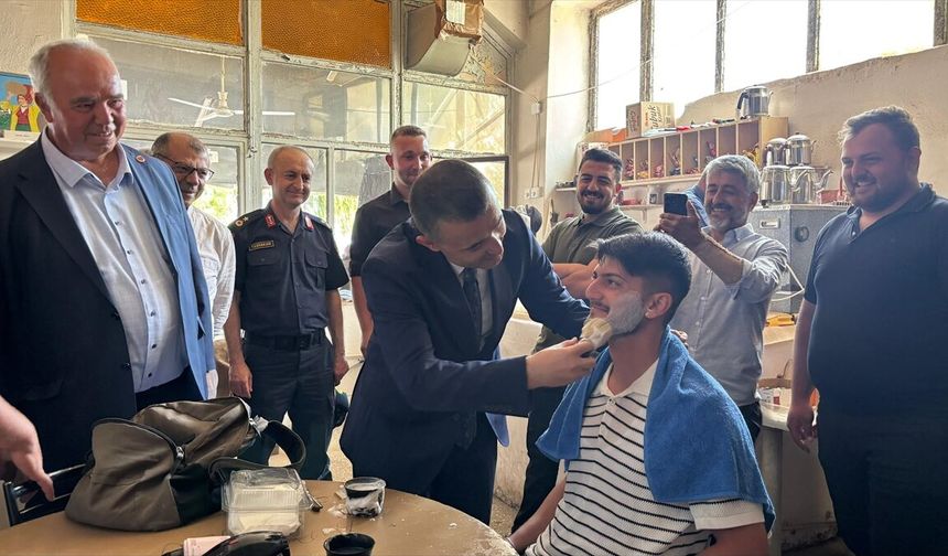 Kaymakamdan unutulmayacak jest! Damat tıraşını kendi elleriyle yaptı