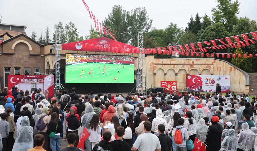 Nevşehir'de Dünya Kupası heyecanı! Yüzlerce kişi dev ekran başında buluştu