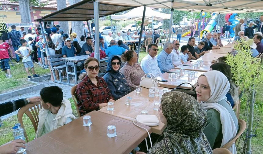 Gülşehir'de mahalle kültürü yaşatıldı! Yüzlerce kişi aynı sofrada buluştu
