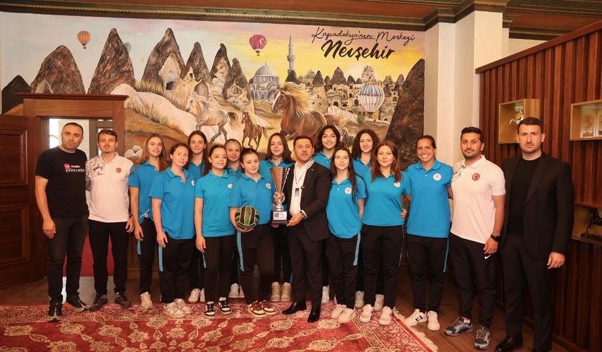 Nevşehir'in altın kızları kupayla başkanlık makamında