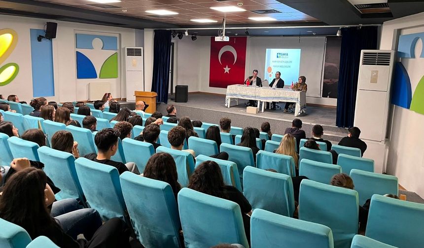 Simya Koleji'nde Kariyer Günü: Hukuk dünyasının kapıları aralandı