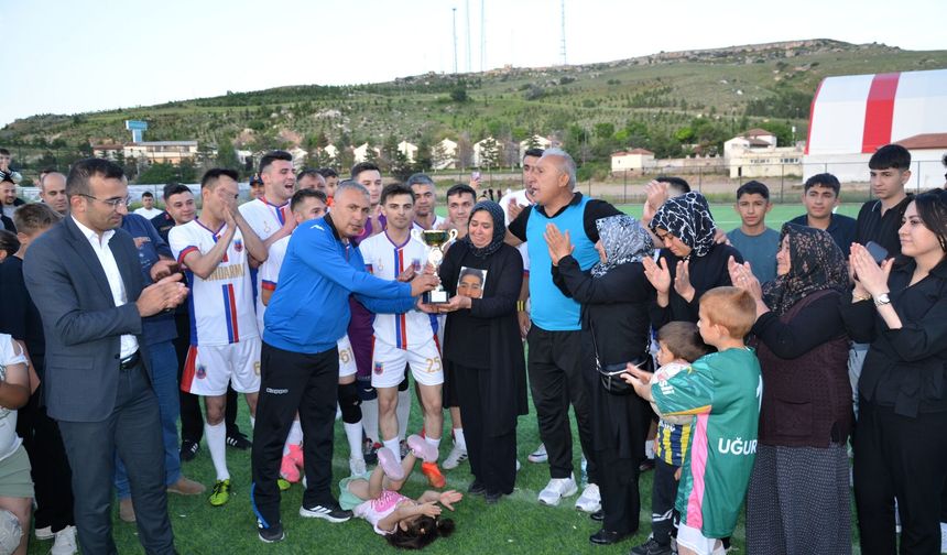 Kozaklı'da yürekleri ısıtan anlar: Şampiyon takımdan büyük jest