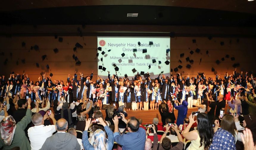 NEVÜ’de yüzlerce öğrenci kep atarak yeni hayata uğurlandı