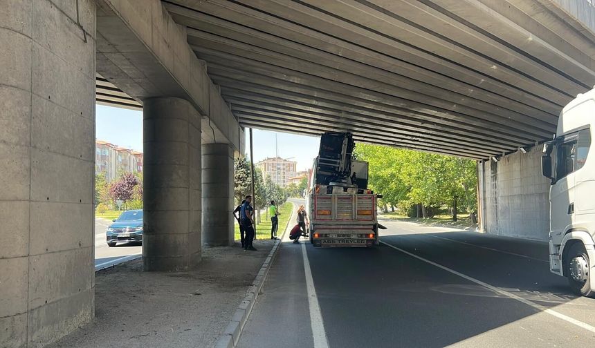 Yükseklik hesabı tutmadı! Nevşehir’de İş makinesi yüklü tır köprü altında sıkıştı