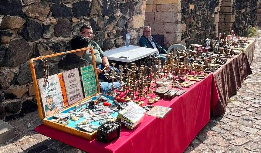 Nevşehir Kalesi’nde geçmişe açılan kapı: Yüzlerce antika görücüye çıktı