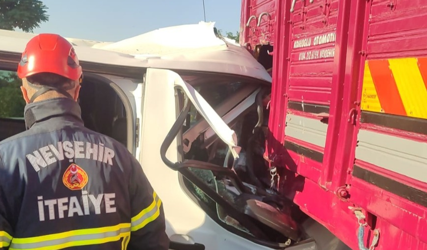 Nevşehir’de minibüs kamyona arkadan çarptı: 1 yaralı