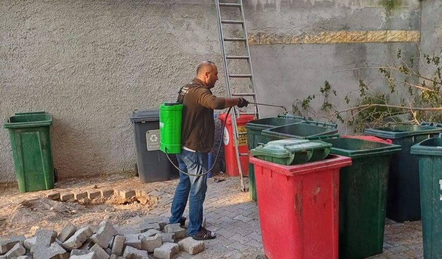 Ürgüp’te belediye ekipleri birçok noktada ilaçlama yaptı
